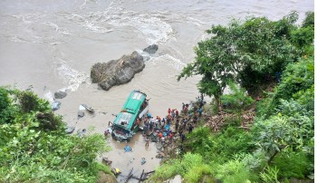 धादिङ बस दुर्घटना : घाइते १३ जनालाई उपचारका लागि काठमाडौं लगियो, चारको सनाखत